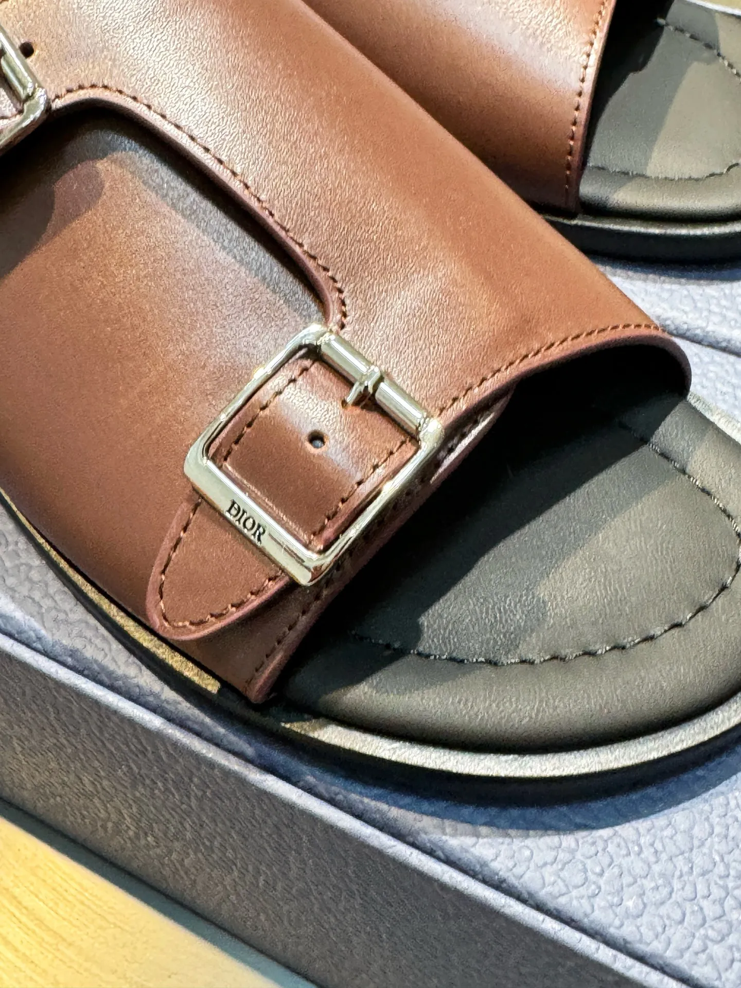 [Dior] Top P: 560💰 -Size: 39-44 (38, 45 custom-made) Dior Dior Alias ​​men's leather slippers This Alias ​​sandal is a new summer product, showing a casual and elegant style. Carefully crafted from grained cow leather and Oblique printed fabric, with cowhide lining! Cross-strap design with metal-clad brass CD Diamond logo. The imported cowhide leather and rubber sole adds sophistication and comfort, while Oblique print-effect anti-slip panels add style.